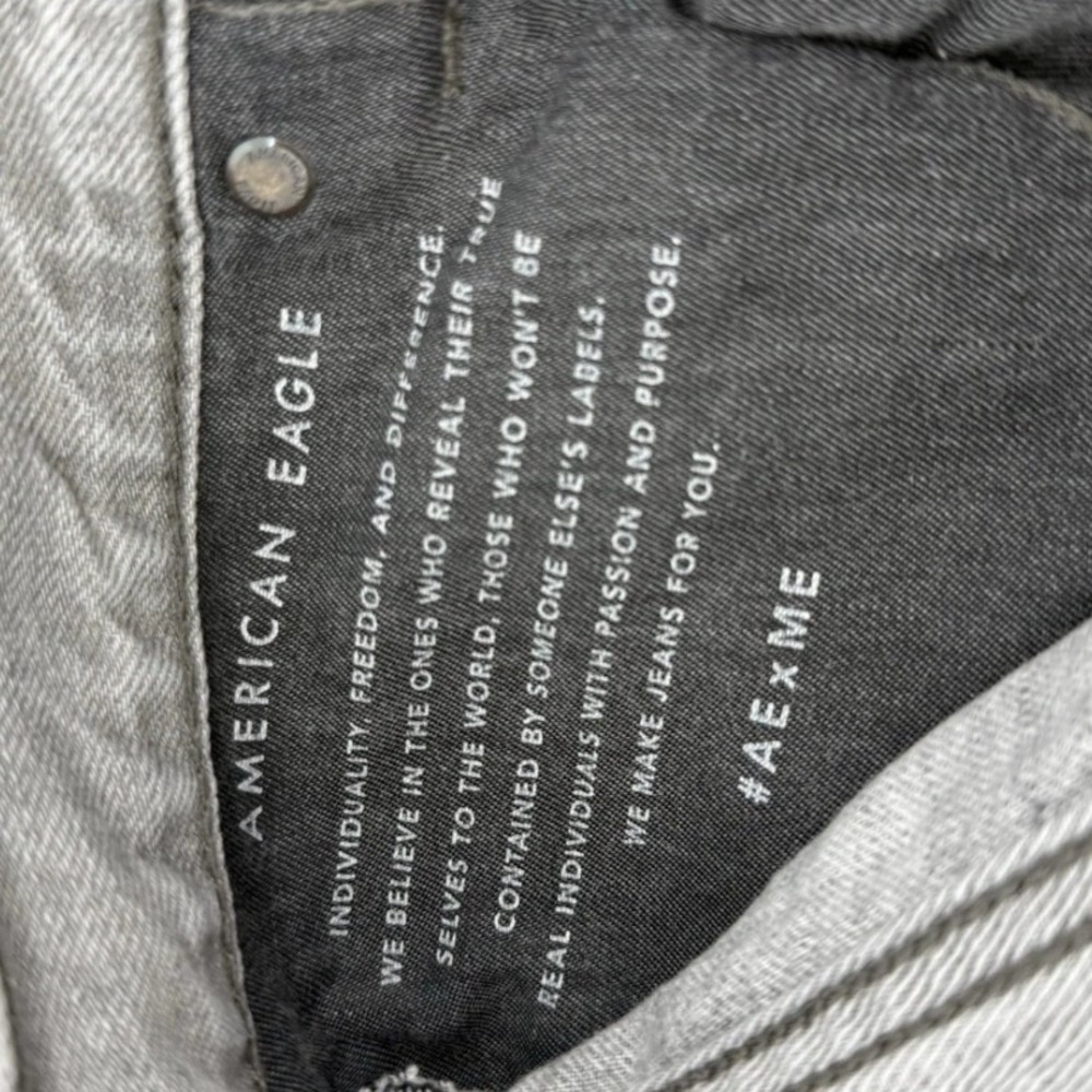 American Eagle Mens Gray Distressed Denim Shorts Size 33 Ripped Frayed Cotton - Picture 4 of 8